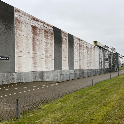 Facade med rustpletter og algeangreb – klar til professionel facaderens i Møldrup.