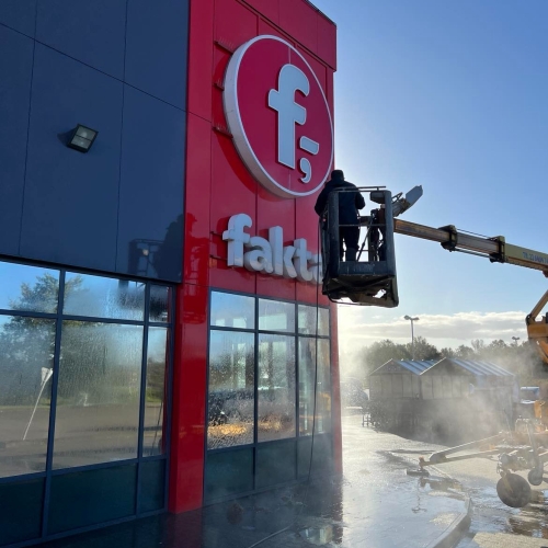 Dansk Damprens i gang med facaderens på Fakta-butik – damprens giver skinnende resultat.
