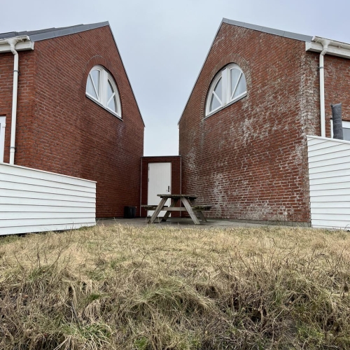 To murstenshuse på Rømø, hvor den ene facade tydeligt er renset med facaderens – Dansk Damprens.