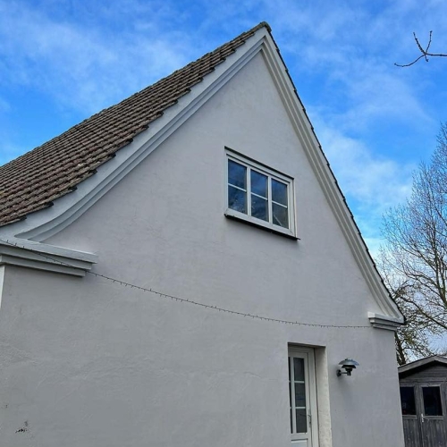 Hvid facade i Danmark efter effektiv facaderens med damprens udført af Dansk Damprens.