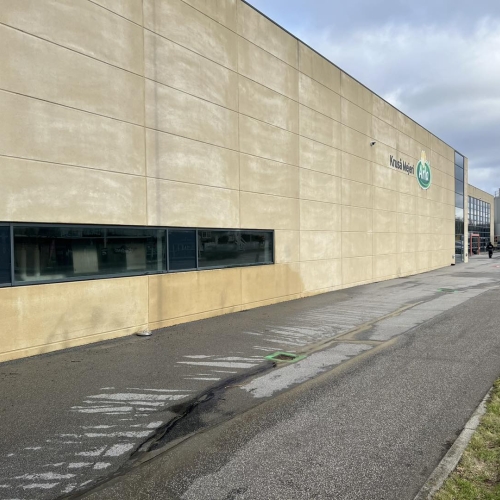Resultat af facaderens på Arla bygning i Kruså – tydelig forskel på før og efter rens.