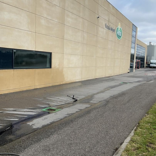 Facaderens under udførelse på Arla bygning i Kruså med synlige rensede områder.