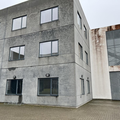 Facade ved BHJ i Møldrup klar til facaderens med damprens