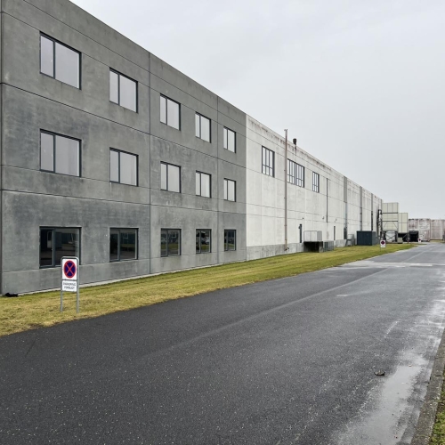 Snavs og alger før facaderens ved BHJ i Møldrup