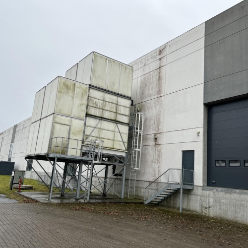 Sidebygning hos BHJ i Møldrup med misfarvninger – ideel til facaderens.