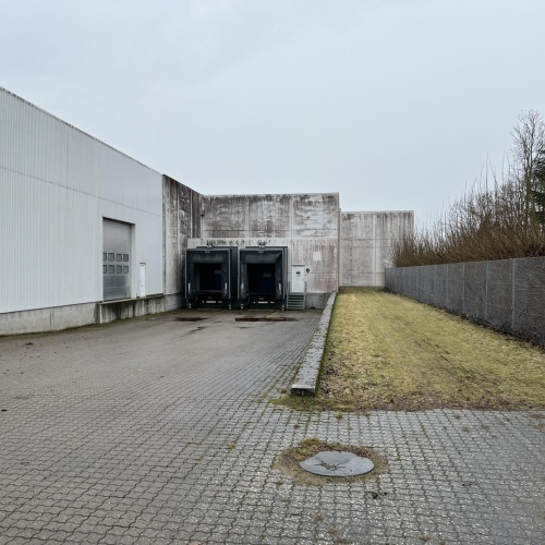BHJ-bygning i Møldrup med beskidt facade – tydelig forskel på før og efter facaderens med damprens.