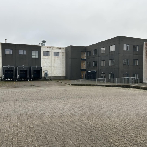 BHJ i Møldrup set fra p-plads – facaderens anbefales for at fjerne snavs og alger fra facade.