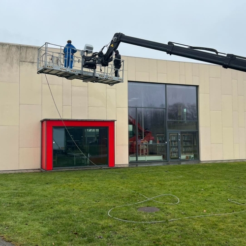 Facaderens med damprens udført af Dansk Damprens – tydelig forskel på renset og urenset facade.