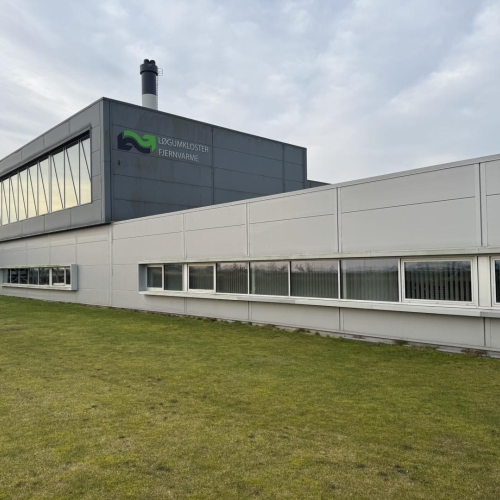 Bygningen hos Løgumkloster Fjernvarme efter facaderens – ren og ensartet facadeflade.