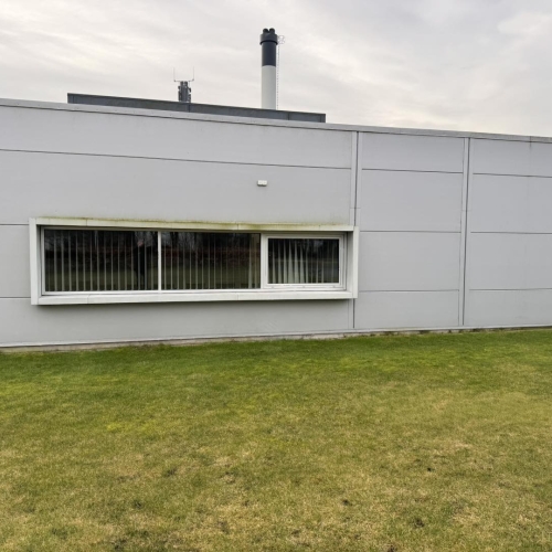 Snavset vinduesparti på lav facade – Dansk Damprens udfører facaderens for at fjerne belægninger.