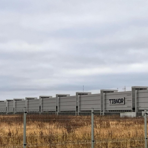 Efterbillede af Tibnors bygninger i Fredericia efter facaderens – rene og lyse facadeelementer.