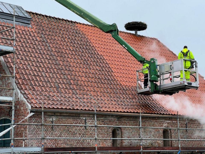 Tagrens med damprens under udførelse af Dansk Damprens i Danmark.