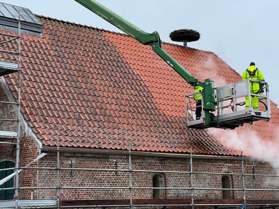 Tagrens med damprens under udførelse af Dansk Damprens i Danmark.