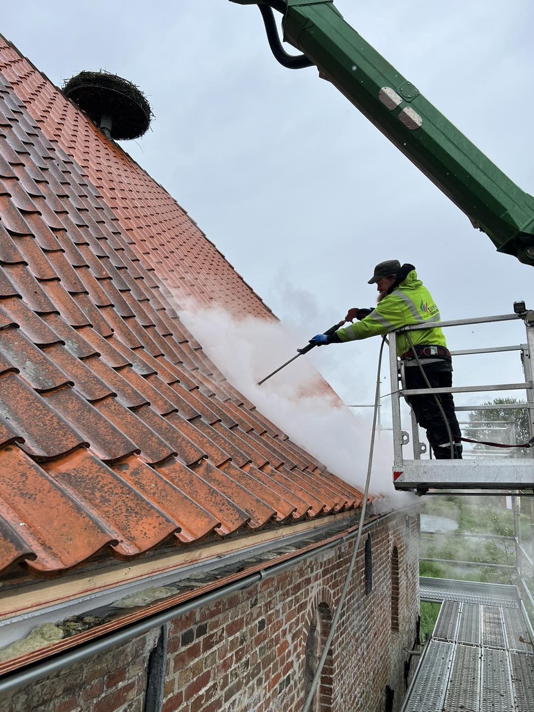 Tagrens med damprens udført af Dansk Damprens på rødt tegltag i Danmark.